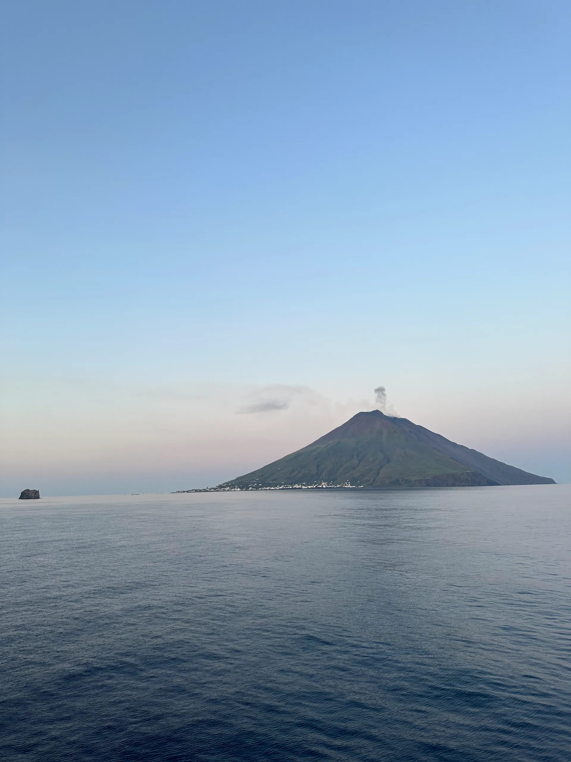Vigneti e pendici di Stromboli: paesaggio vulcanico e vegetazione mediterranea